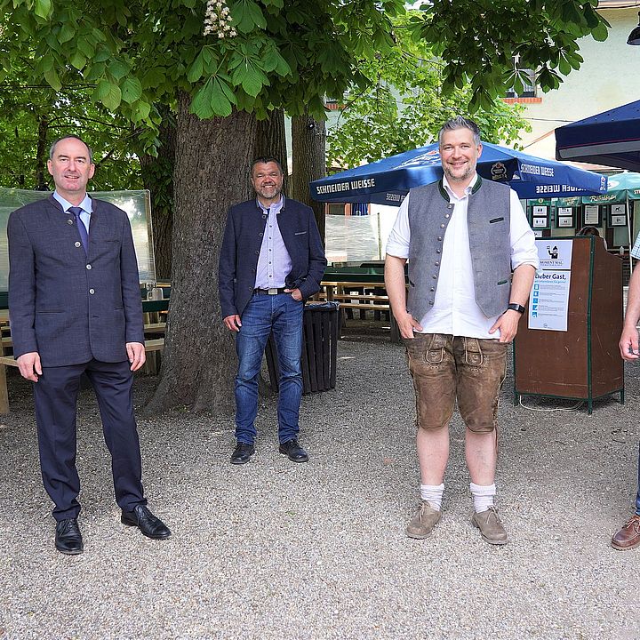 Minister Aiwanger zu besuch im ältesten Wirtshaus der Welt. Mit dabei der dritte Bürgermeister Thomas Schwindl sowie die Gemeinderäte Günter Kirchberger und Andreas Röhrl